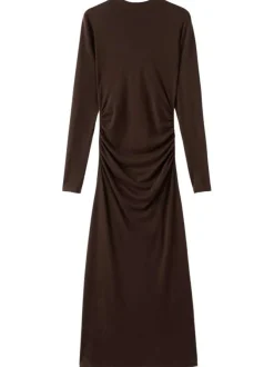 Robe longue marron unie pourvue d'un col montant et de manches longues