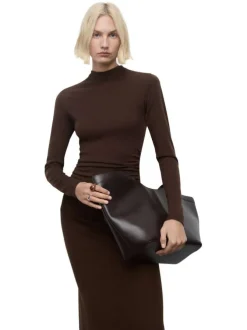 Robe longue marron unie pourvue d'un col montant et de manches longues