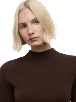 Robe longue marron unie pourvue d'un col montant et de manches longues