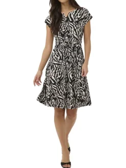 Robe longue noire animalier pourvue d'une coupe cintrée et d'un col tunisien