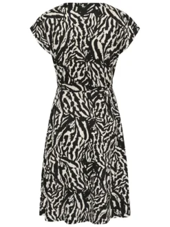 Robe longue noire animalier pourvue d'une coupe cintrée et d'un col tunisien