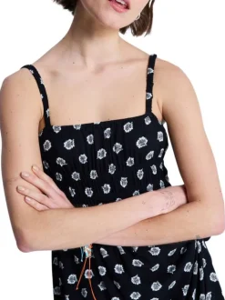 Robe longue noire à bretelles coupe évasée pourvue d'un col carré