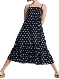 Robe longue noire à bretelles coupe évasée pourvue d'un col carré