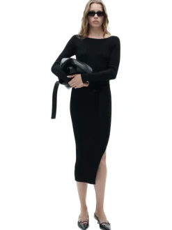 Robe longue noire cintrée en maille côtelée, manches longues et col bateau