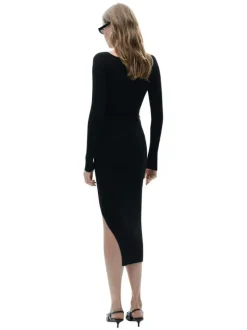 Robe longue noire cintrée en maille côtelée, manches longues et col bateau