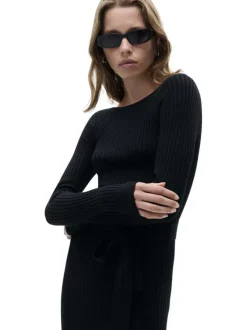 Robe longue noire cintrée en maille côtelée, manches longues et col bateau