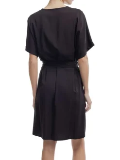Robe longue noire à coupe droite pourvue d'un col v cache-coeur