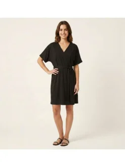 Robe longue noire à coupe droite pourvue d'un col v cache-coeur