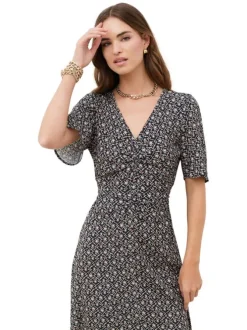 Robe longue noire à coupe droite pourvue d'un col v et de manches courtes