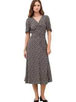 Robe longue noire à coupe droite pourvue d'un col v et de manches courtes