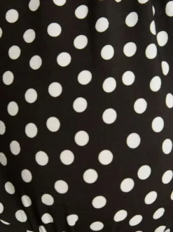 Robe longue noire à coupe droite pourvue d'un col v et de manches courtes