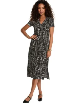 Robe longue noire à coupe droite pourvue d'un col v et de manches courtes