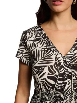 Robe longue noire à coupe droite pourvue d'un col v et de manches courtes