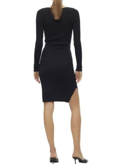 Robe longue noire côtelée avec une coupe près du corps et un col v arrondi