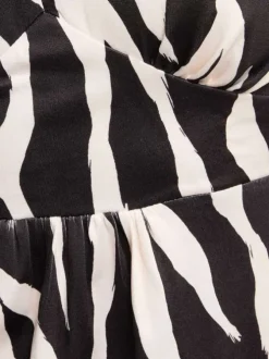 Robe longue noire et blanche à coupe droite ornée d'un motif animalier