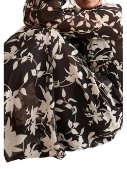 Robe longue noire fleurie avec matière transparente et une coupe évasée fluide