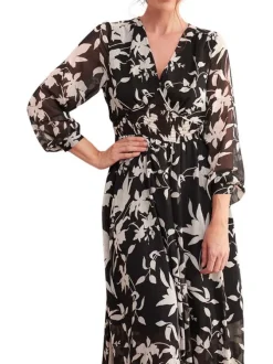 Robe longue noire fleurie avec matière transparente et une coupe évasée fluide