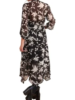Robe longue noire fleurie avec matière transparente et une coupe évasée fluide