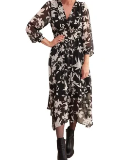 Robe longue noire fleurie avec matière transparente et une coupe évasée fluide