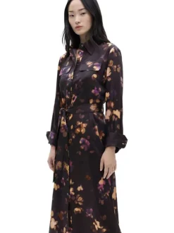 Robe longue noire fleurie cintrée à col français et à manches longues et poches