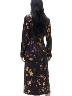 Robe longue noire fleurie cintrée à col français et à manches longues et poches