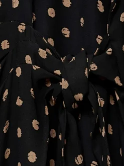 Robe longue noire imprimée avec une coupe droite à col français