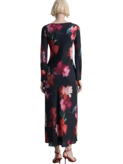 Robe longue noire imprimée avec une coupe droite à col rond