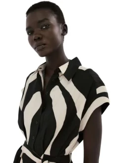 Robe longue noire imprimée sans manche pourvue d'une coupe évasée