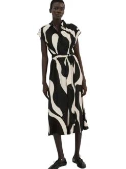 Robe longue noire imprimée sans manche pourvue d'une coupe évasée