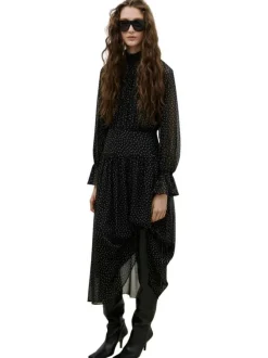 Robe longue noire à pois avec une coupe cintrée et un col montant