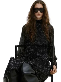 Robe longue noire à pois avec une coupe cintrée et un col montant