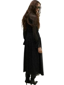 Robe longue noire à pois avec une coupe cintrée et un col montant