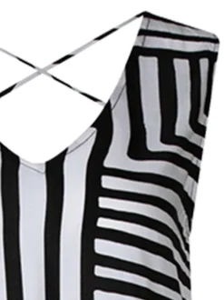Robe longue noire rayée avec une coupe droite et un col rond
