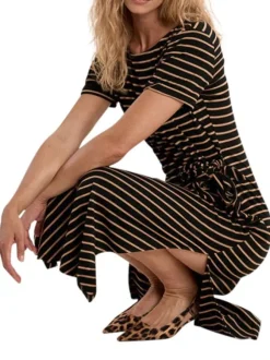 Robe longue noire à rayures pourvue de manches courtes et d'une coupe ajustée