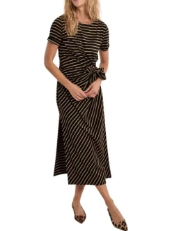 Robe longue noire à rayures pourvue de manches courtes et d'une coupe ajustée