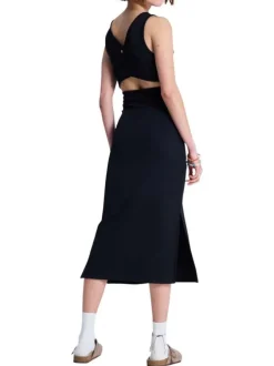 Robe longue noire sans manche coupe ajustée pourvue d'un col rond