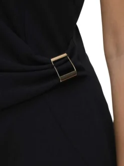 Robe longue noire unie avec col rond et effet drapé à l'avant