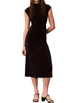 Robe longue noire unie avec une coupe ajustée et un col rond