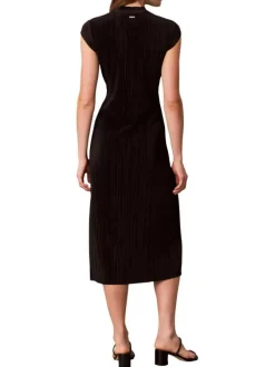 Robe longue noire unie avec une coupe ajustée et un col rond