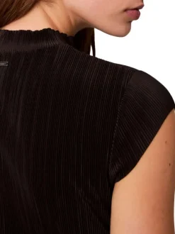 Robe longue noire unie avec une coupe ajustée et un col rond
