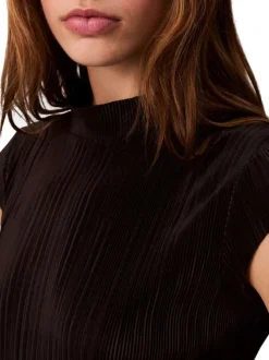 Robe longue noire unie avec une coupe ajustée et un col rond