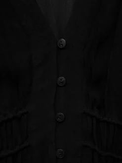 Robe longue noire unie avec une coupe droite et des manches longues
