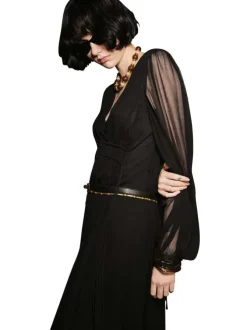 Robe longue noire unie avec une coupe droite et des manches longues