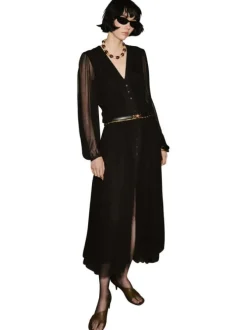 Robe longue noire unie avec une coupe droite et des manches longues