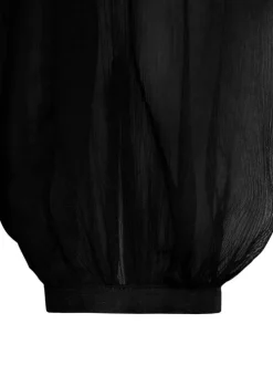 Robe longue noire unie avec une coupe droite et des manches longues