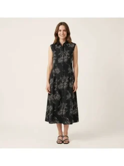 Robe longue noire unie pourvue de broderies florales contrastées