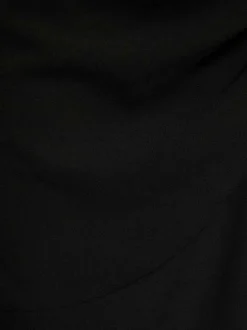 Robe longue noire unie pourvue d’une coupe asymétrique et d’un col en V