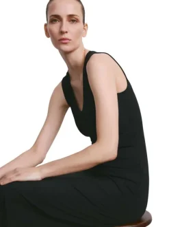 Robe longue noire unie pourvue d'une coupe cintrée et d'un col v