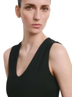 Robe longue noire unie pourvue d'une coupe cintrée et d'un col v