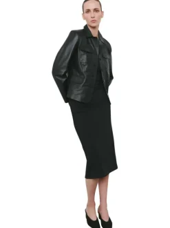 Robe longue noire unie pourvue d'une coupe cintrée et d'un col v
